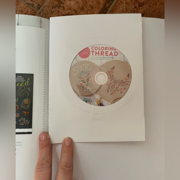 Coloring with Tread stitching a whimsical world with hand embroidery. Tula pink - Picture 4 of 4